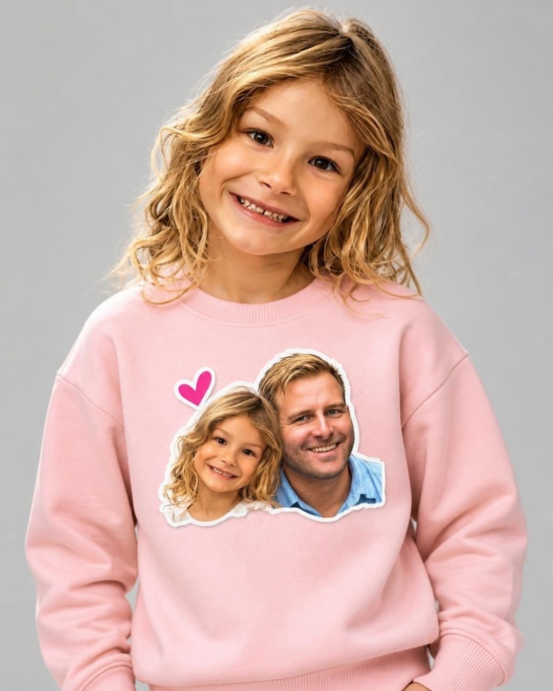 En jente i rosa genser med tegningen av Fie og Papi på brystet