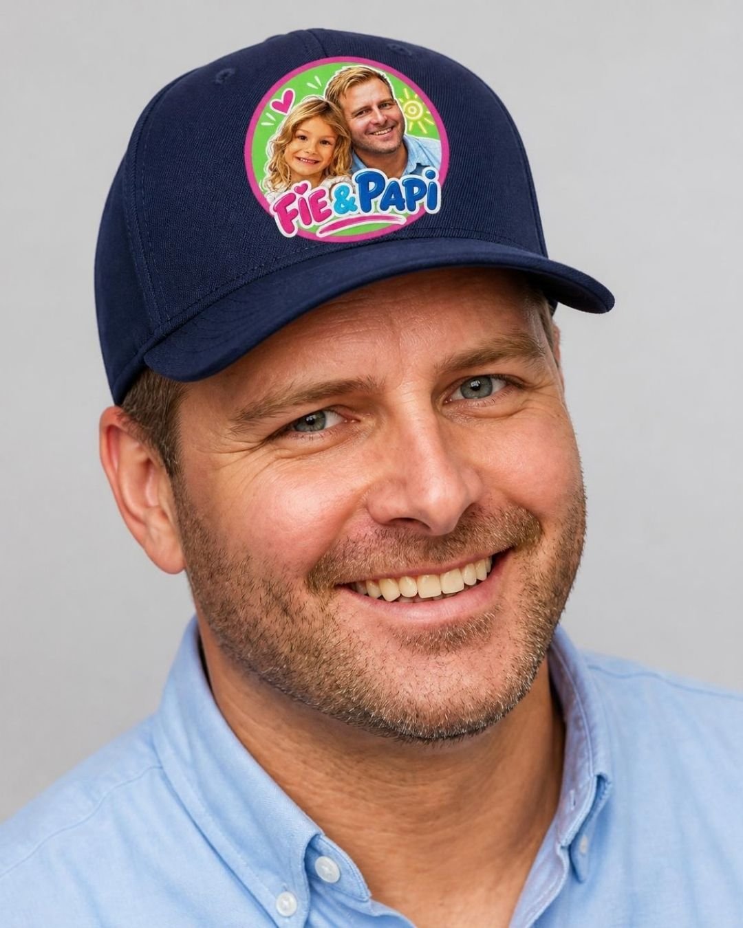 En mann med marineblå caps med Fie & Papi-logoen foran
