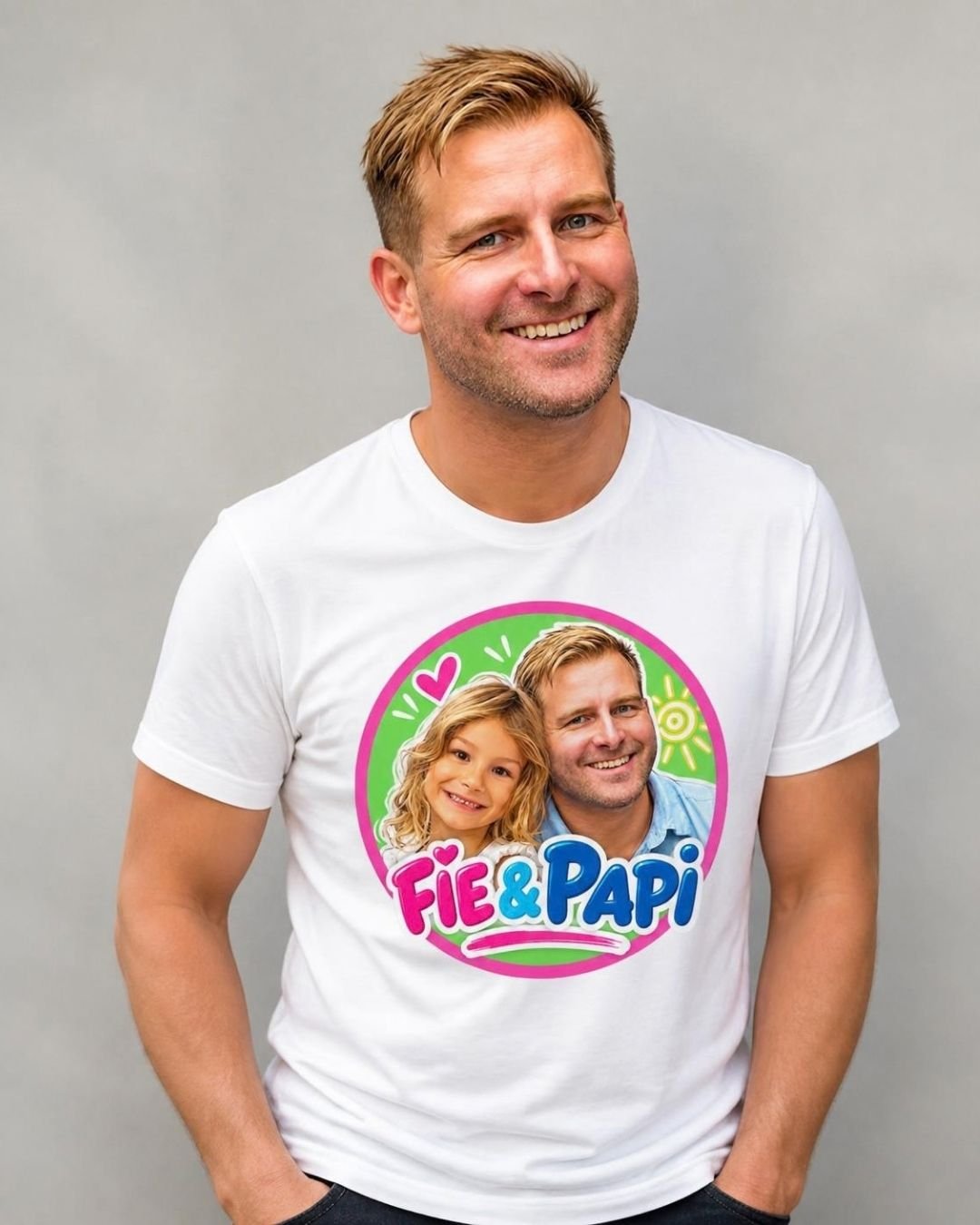 En mann i hvit t-skjorte med Fie & Papi-logoen på brystet